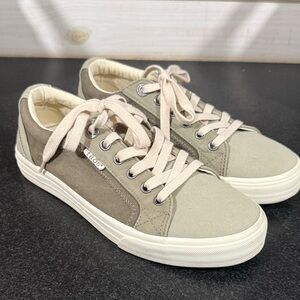 Taos Footwear Sneakers size 8.5 Womens. Olive and Sage green colors. Like new
